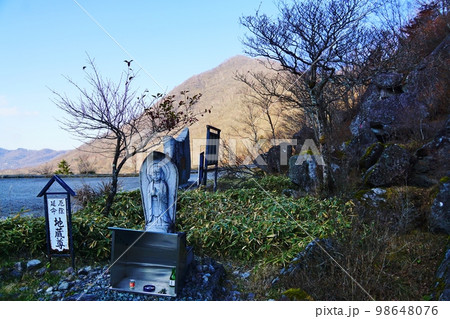 群馬　赤城山　鳥居峠　地蔵尊と駒ヶ岳 98648076