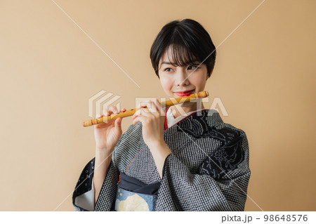 和楽器を持つ着物の女性　尺八 98648576