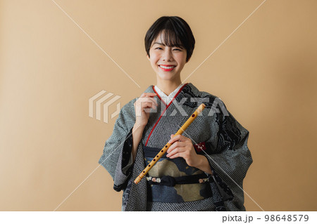 和楽器を持つ着物の女性　尺八 98648579