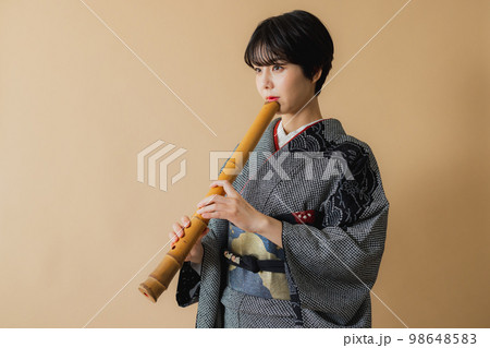 和楽器を持つ着物の女性　尺八 98648583
