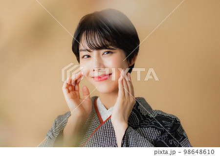 黒の絞りの訪問着 98648610