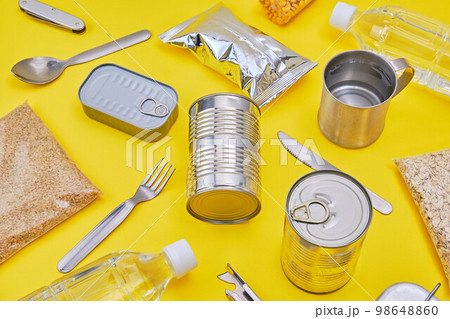 黄色背景の上の備蓄食料 98648860