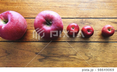 真っ赤なりんごと姫りんご 98649069