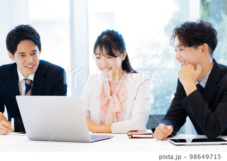 ミーティングのビジネスシーン 98649715