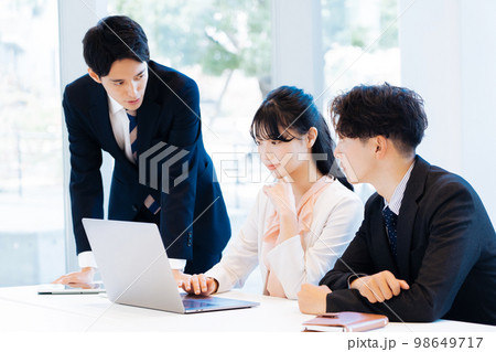 ミーティングのビジネスシーン 98649717