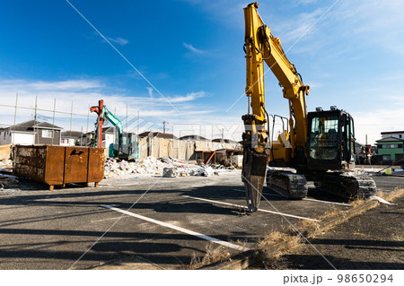 解体工事現場 重機バックホーあ 解体工事現場 重機バックホーあ 98650294