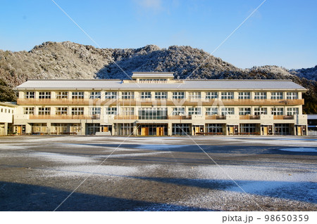 冬の小学校 冬の小学校 98650359