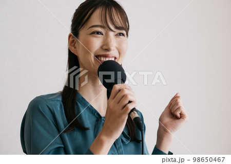 ボイストレーニング・発声練習をする女性 98650467