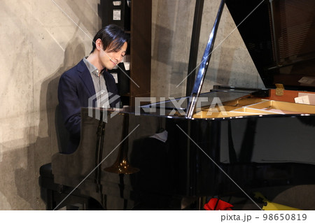ピアノ 男性 ピアノ 男性 98650819