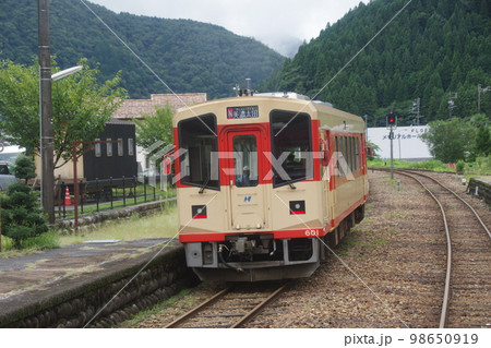 長良川鉄道 郡上八幡駅 ナガラ600形国鉄急行色 98650919