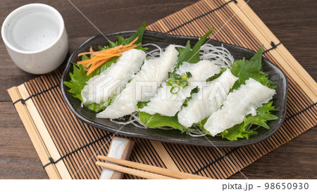 お刺身と日本酒|カレイのえんがわ お刺身と日本酒|カレイのえんがわ 98650930