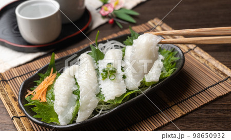 お刺身と日本酒｜カレイのえんがわ 98650932