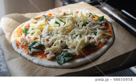 自家製ピザイメージ｜焼く前の状態 98650958