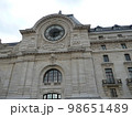 パリ　セーヌ河畔の風景　オルセー美術館時計台 98651489