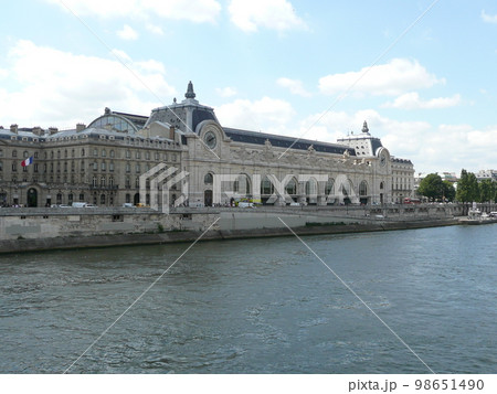 ルーブル美術館側から見るセーヌ河畔の風景　オルセー美術館 98651490