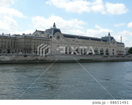 パリセーヌ河畔の風景　元鉄道駅 オルセー美術館　遠くにエッフェル塔 98651491