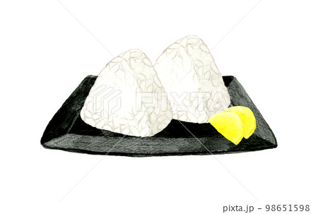 お皿に乗った塩むすびとたくあん　おにぎりの手描き水彩イラスト素材 98651598