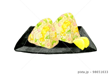 お皿に乗った炒飯おにぎりとたくあん　和食の手描き水彩イラスト素材 98651633