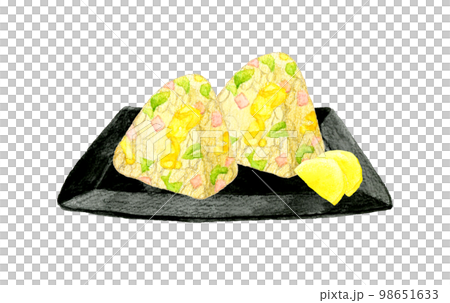 お皿に乗った炒飯おにぎりとたくあん　和食の手描き水彩イラスト素材 98651633