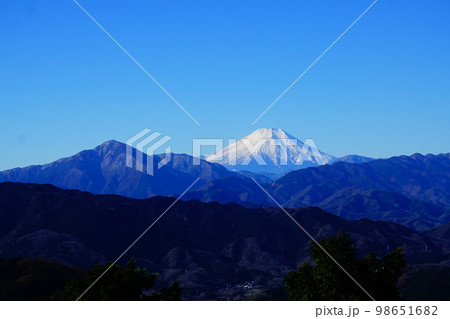 高尾山からの富士山と丹沢の山々 98651682