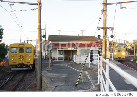 小野田線 雀田駅 ホームに並ぶクモハ123-6とクモハ123-5 98651796