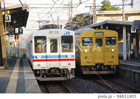 宇部線 居能駅 クモハ105-14とクモハ123-5 宇部線 居能駅 クモハ105-14とクモハ123-5 98651805