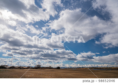 冬の淀川河川公園出口地区　空に広がるわた雲 98652046