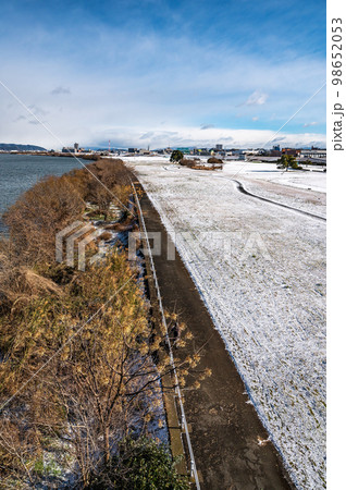冬の淀川と淀川河川公園 寝屋川市 冬の淀川と淀川河川公園 寝屋川市 98652053