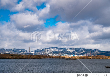 冬の淀川の水辺風景 冬の淀川の水辺風景 98652054