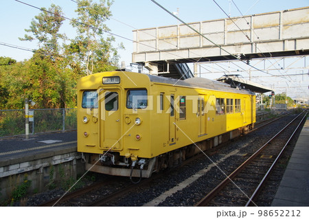 宇部線 居能駅 到着するクモハ123-5 98652212