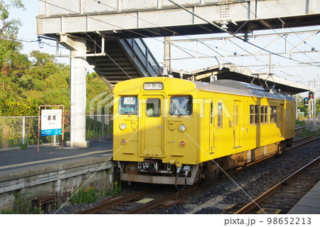 宇部線 居能駅 到着するクモハ123-5 98652213