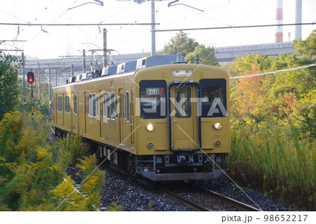 宇部線 居能駅 到着するクハ104-11 98652217