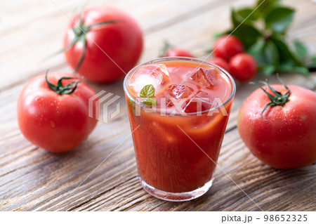 トマトジュース (完熟トマトとプチトマトを添えて） 98652325