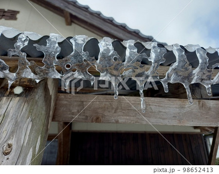 トタン屋根に張り付く溶けかけの氷 トタン屋根に張り付く溶けかけの氷 98652413
