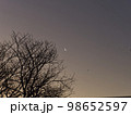 朝と夜の境目 98652597