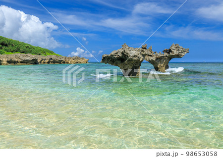 沖縄_古宇利島のハートロックの絶景 98653058