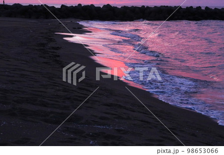 ピンクの海と波 ピンクの海と波 98653066