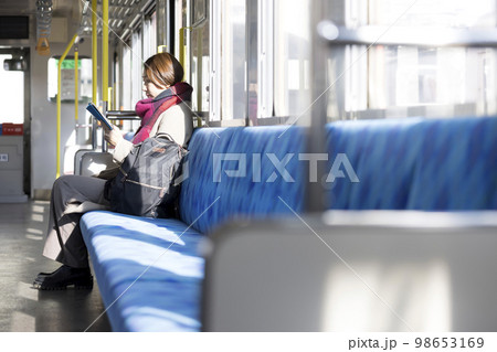 電車で座って読書をするミドル女性 98653169