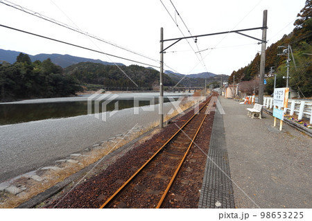 運休中でレールも錆びた大井川の塩郷駅(塩郷のつり橋と塩郷ダム) 運休中でレールも錆びた大井川の塩郷駅(塩郷のつり橋と塩郷ダム) 98653225