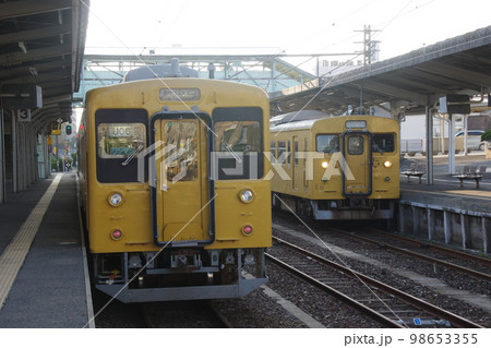 宇部線 宇部新川駅 105系と123系 宇部線 宇部新川駅 105系と123系 98653355