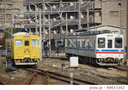 宇部線 宇部新川駅 123系と105系(広島色) 宇部線 宇部新川駅 123系と105系(広島色) 98653362