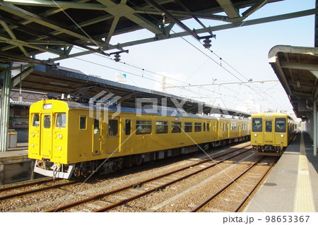 宇部線 宇部新川駅 123系+105系3両 宇部線 宇部新川駅 123系+105系3両 98653367