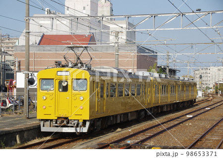 宇部線 宇部新川駅 123系+105系3両 宇部線 宇部新川駅 123系+105系3両 98653371