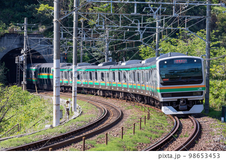 小田原市を走る東海道線の風景 98653453