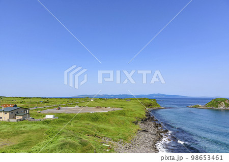 利尻島、鴛泊(おしどまり)の山と町と港 98653461