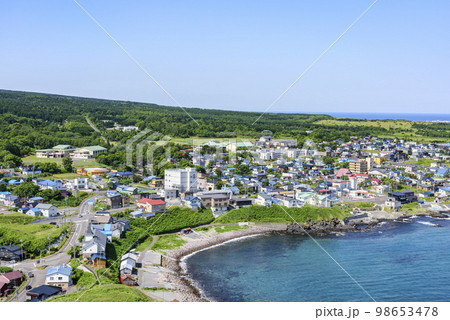 利尻島、鴛泊(おしどまり)の山と町と港 利尻島、鴛泊(おしどまり)の山と町と港 98653478