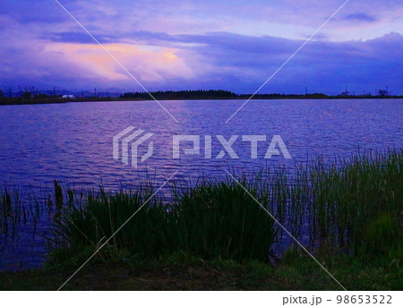 田舎の湖 夕暮れ 青のグラデーション 98653522