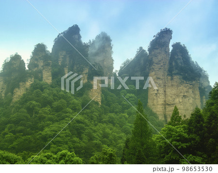 中国湖南省張家界 武陵源風景区の奇岩群 / Zhangjiajie, China 98653530