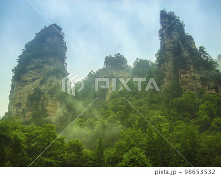 中国湖南省張家界 武陵源風景区の奇岩群 / Zhangjiajie, China 中国湖南省張家界 武陵源風景区の奇岩群 / Zhangjiajie, China 98653532