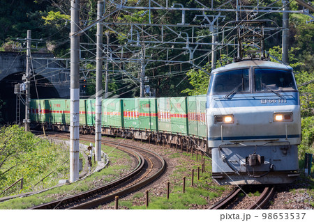 小田原市を走るEF66貨物列車 98653537